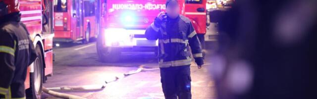 PLANUO STAN NA OSMOM SPRATU U NOVOM SADU: Vatrogasci spasli staricu, prebačena u bolnicu