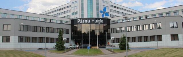 Pärnu haigla juures põrkasid kokku auto ja mootorratas. Üks inimene viidi kontrolli