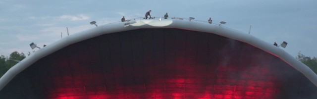 Reporter: Trikimootorrattur Keity Meier sõitis üle Tartu laululava kaare