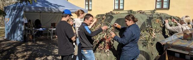 GALERII: veteranipäeval punuti Sõjamuuseumis varjevõrke Ukraina kaitsjatele