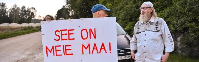 Poolsada inimest blokeerib sõidukitega teed Nurme farmi, et takistada PTA-l 4500 sea hukkamist