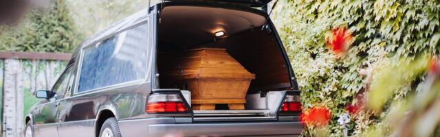 Surnud abikaasa viimast soovi täitnud naine hukkus õnnetuses