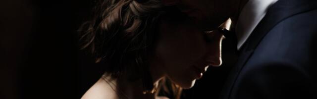 Ootamatult armukeseks osutunud naine_ ta on nuttes rääkinud, et olen täiuslik naine, aga ikkagi tõuseb ta püsti ja läheb koju tema juurde...