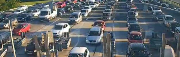 Ljudi, da li je ovo moguće? Granični prelazi blokirani, Srbi ne mrdaju, a tek autoput... (FOTO/VIDEO)