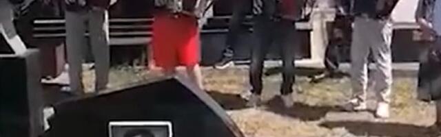 Pesma se ori grobljem - Na pomenu pevača zasvirala četvorica harmonikaša (VIDEO)