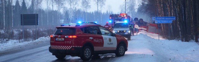 Viljandimaal sõitis päästeauto teelt välja, päästjad said vigastada