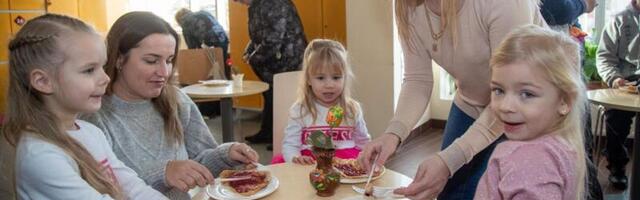 PIDU ⟩ Raamatukogu pakkus sünnipäeval vaimutoidule lisaks kooki ja moosi