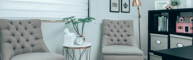 Vaimse tervise õde ootab vastuvõtule Rapla Haigla polikliinikus.