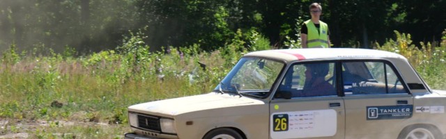 Reporter: Narvas Kreenholmi kunagiste tööstushoonete vahel sõideti kummi vilistades ja rajus tolmumöllus rallit