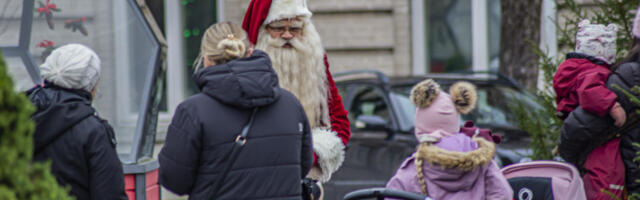 Jõuluvanad ootavad kuuse all lapsi