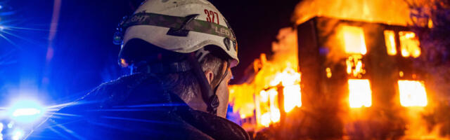 DARIO SA EKIPOM SPASAO CELU PORODICU IZ STRAVIČNOG POŽARA: Međutim, niko ne sluša njegovu izjavu - žene pale koliko dobro izgleda ovaj heroj! (VIDEO)