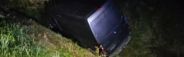 VIDEO ja FOTOD | Vinni vallas sõitis kaubik teelt välja kraavi
