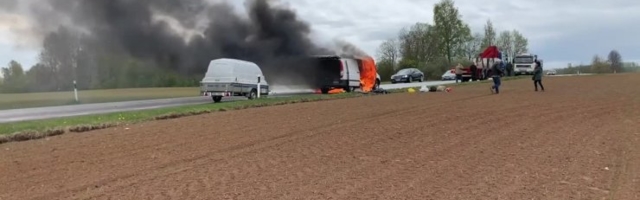 VIDEO | Tatra-Otepää maanteel süttis keset maanteed väikebuss