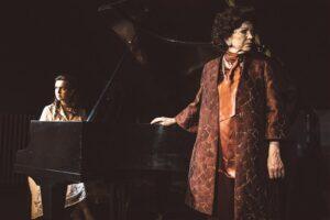 Käbi Laretei elu kui Tuhkatriinu-lugu