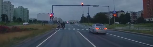 Video: Laagna teel sõideti tuimalt punase tulega viie jalakäija nina eest läbi