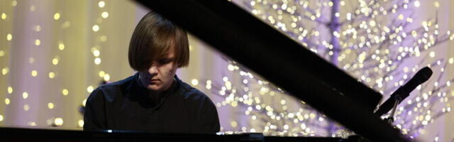 Videod: "Jõulutunnelis" esines "Klassikatähtede" võitja Havryil Sydroyk