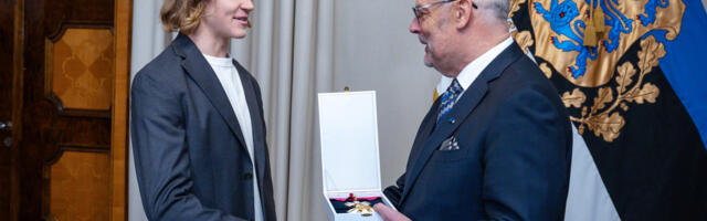 FOTOD I President tunnustas Henry Sildaru Valgetähe II klassi teenetemärgiga