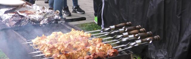 Piirilinnas Narvas peeti toidufestivali! Seljanka ja sašlõkk osutusid ussitaolisest silmust popimaks