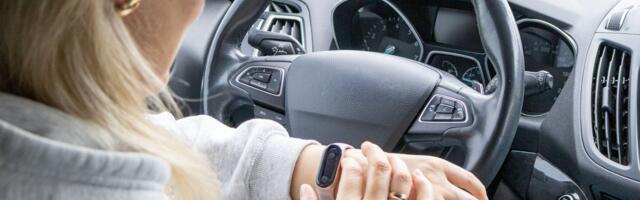 Nutikella näppimine võib Briti autojuhile tuua ligi 235-eurose trahvi