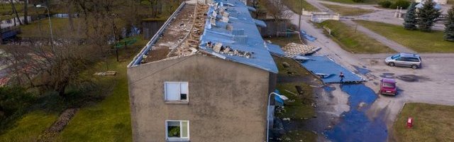 VIDEO JA FOTOD | Kevadtorm viis Lihulas kortermajalt katuse. 19 inimest pidi kodust lahkuma