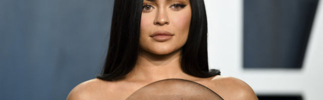 KUUM KLÕPS | Kylie Jenner jagas võrgutavat pilti peaaegu olematus rinnahoidjas