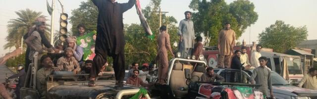 VIDEO | Pakistani endine peaminister võeti otse kohtusaalist jõhkralt kinni, rahvas protestib tänavatel