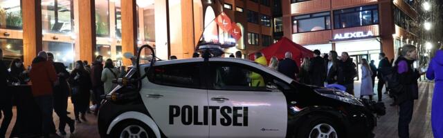 FOTOD | Rasmus Merivoo filmi „Tulnuka“ järelpeol nauditakse lägaburgerit ja tehakse nalja