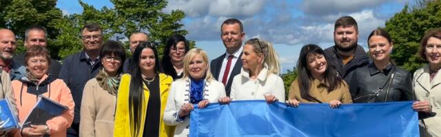 Kultuuriminister ja siseminister kinkisid Ida-Viru maakonnale 600 Eesti lippu