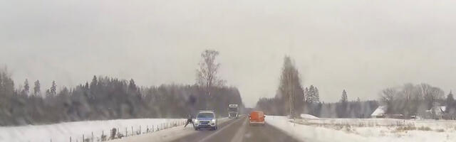 VIDEO: eriskummaline juhtum Valga linnas – politsei ajas taga postiautot