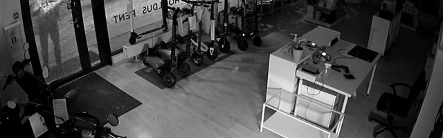 Reporter: Varas purustas kiviga Tallinnas Droon.ee kaupluse klaasukse ning varastas sealt kaks tõukeratast