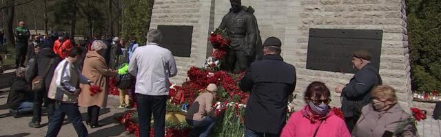 Reporter: Helme tõmbaks 9. mail Pronkssõdurile lindi ümber ja saadaks üleastujad riigist välja