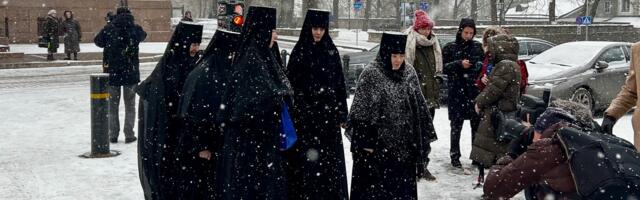 Lauri Hussar jättis Kuremäe kloostri nunnad riigikogu ette külmetama