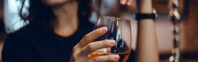 Väike veiniklaas õhtul ei tee midagi? Alkoholi kolm peamist salakavalat mõju naiste organismile