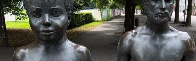 KLÕPS | 5Miinuse Tartu kontserdi eel sai „Isa ja poja“ skulptuur räpipundi pusad selga. Täna hommikuks oli kuju paljas