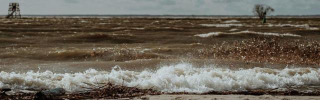 Tugev tuul kergitab merevee Pärnus kriitilise piiri lähedale