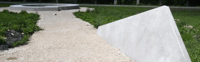 HIIDLASED PÜSTITAVAD VIIMASE MAAKONNANA OMA SAARELE HIIUMAA VABADUSSÕJA MONUMENTI