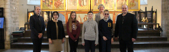 Niguliste muuseumis anti üle annetus erivajadustega Tallinna Heleni Kooli lastele