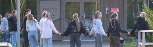 KOOLILE KALLI | Kärdla koolipere kinkis koolimajale sünnipäevaks suure kallistuse