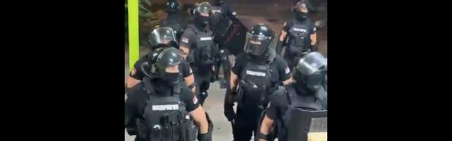 VIDEO: Policija krenula da uđe na PMF, dekan ih obavestio da nisu pozvani