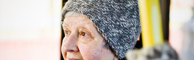 Saima (78): „Noored ei tõsta pilkugi telefonist – kuhu on kadunud viisakus?