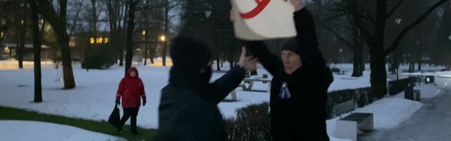 President Kersti Kaljulaid võeti Paides vastu sõjakate meeleolude ja solvava plakatiga