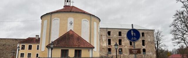Põltsamaa kiriku fassaad ja tornikiiver tehti annetajate abiga korda