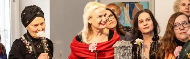 FOTOD | Pärnu Raekojas avati küpses eas naiskunstnike ühisnäitus „Fööniks ehk Igavene taastulemine“
