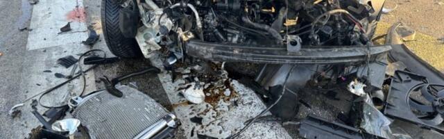 STRAVIČNE SLIKE NA MESTU NESREĆE! Automobil naleteo na kamion i prikolicu za preusmeravanje saobraćaja kod Kovilja! (FOTO)