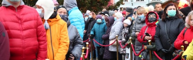 FOTOD | Tallinna jõuluturul võeti rahvasumma saatel pidulikult vastu esimene advent
