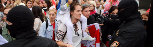 VIDEOD | Valgevene pealinna Minski südames piirati miilitsajõudude poolt ümber pea tuhat protesteerijat: inimesi hakati kinni pidama, teatakse vägivallast