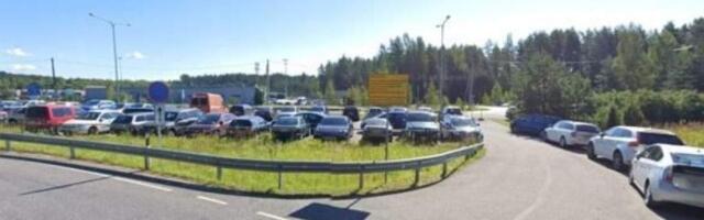 В Эстонии начнут эвакуировать и продавать брошенные у границы автомобили