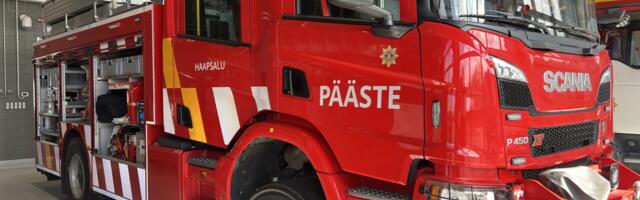 Veoautost kukkusid palgid teele