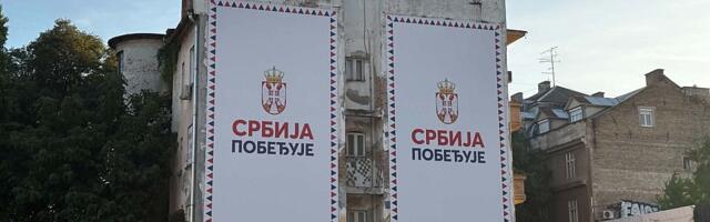 Veliki bilbordi "Srbija pobeđuje" u centru Novog Sada