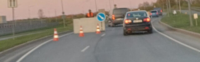 Tartus on teesulg ja sõjaväelased peatavad autosid